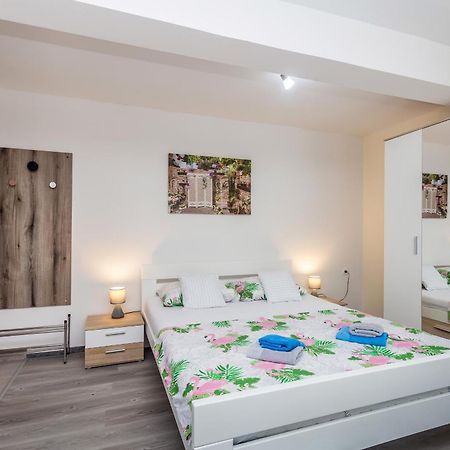 Apartmani Tena Njivice Buitenkant foto