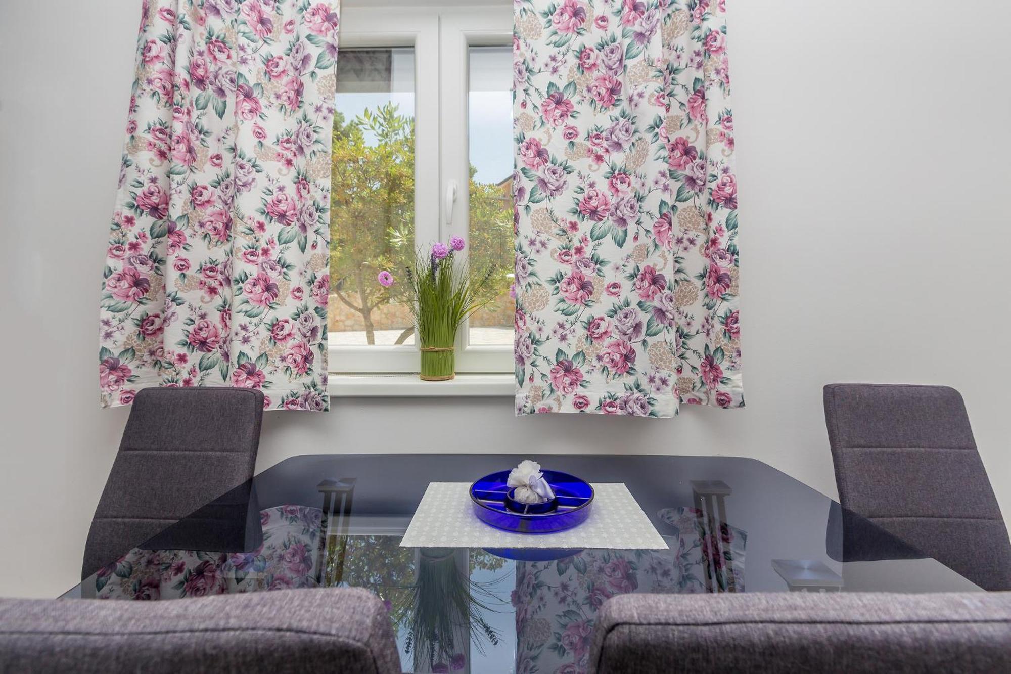 Apartmani Tena Njivice Buitenkant foto