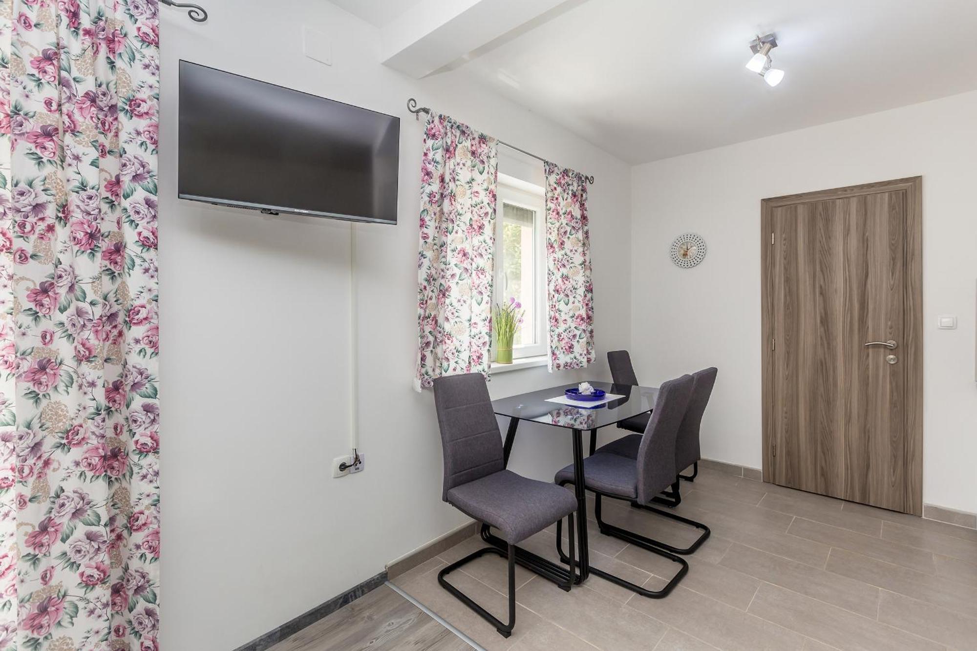 Apartmani Tena Njivice Buitenkant foto