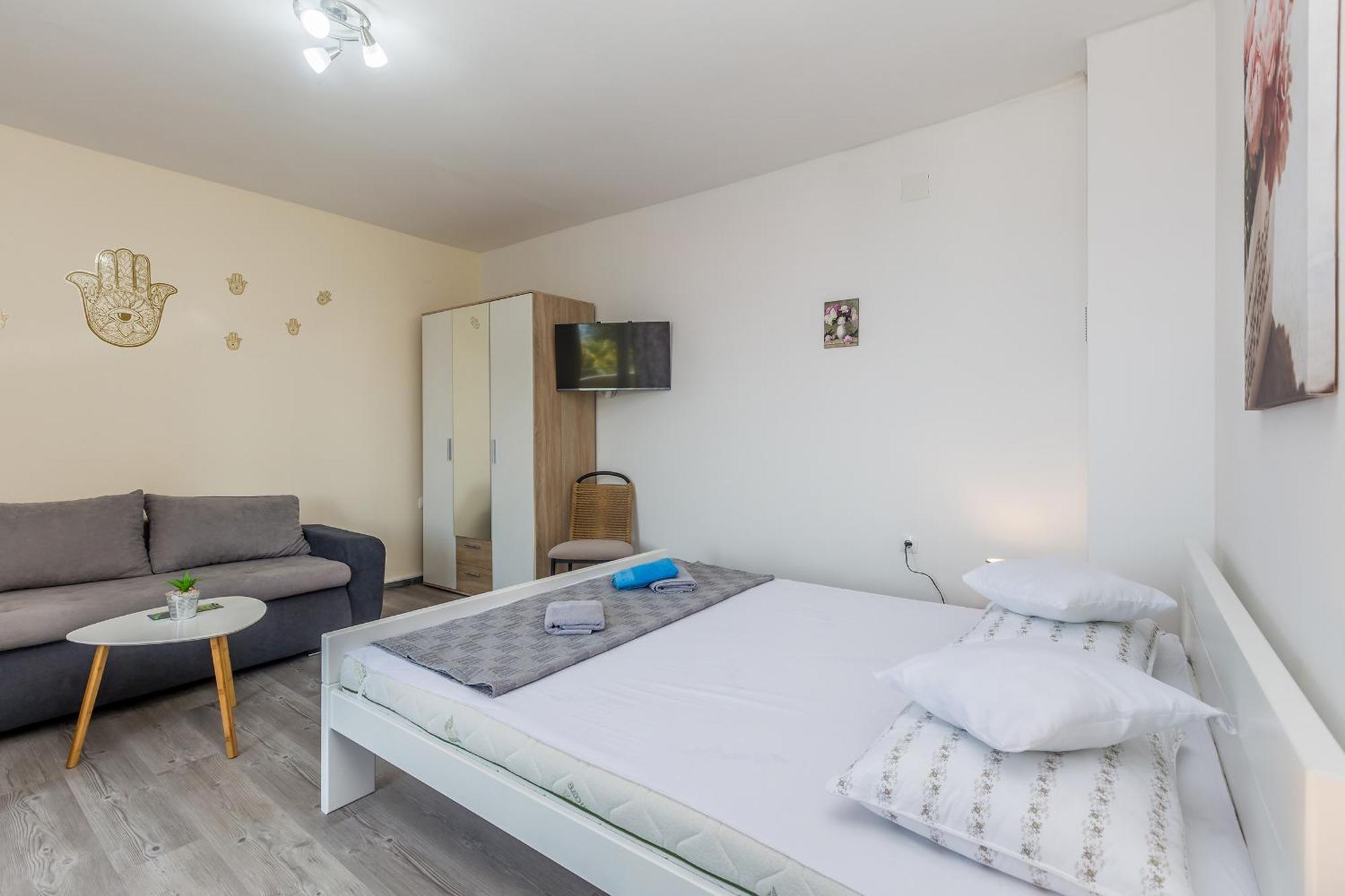 Apartmani Tena Njivice Buitenkant foto