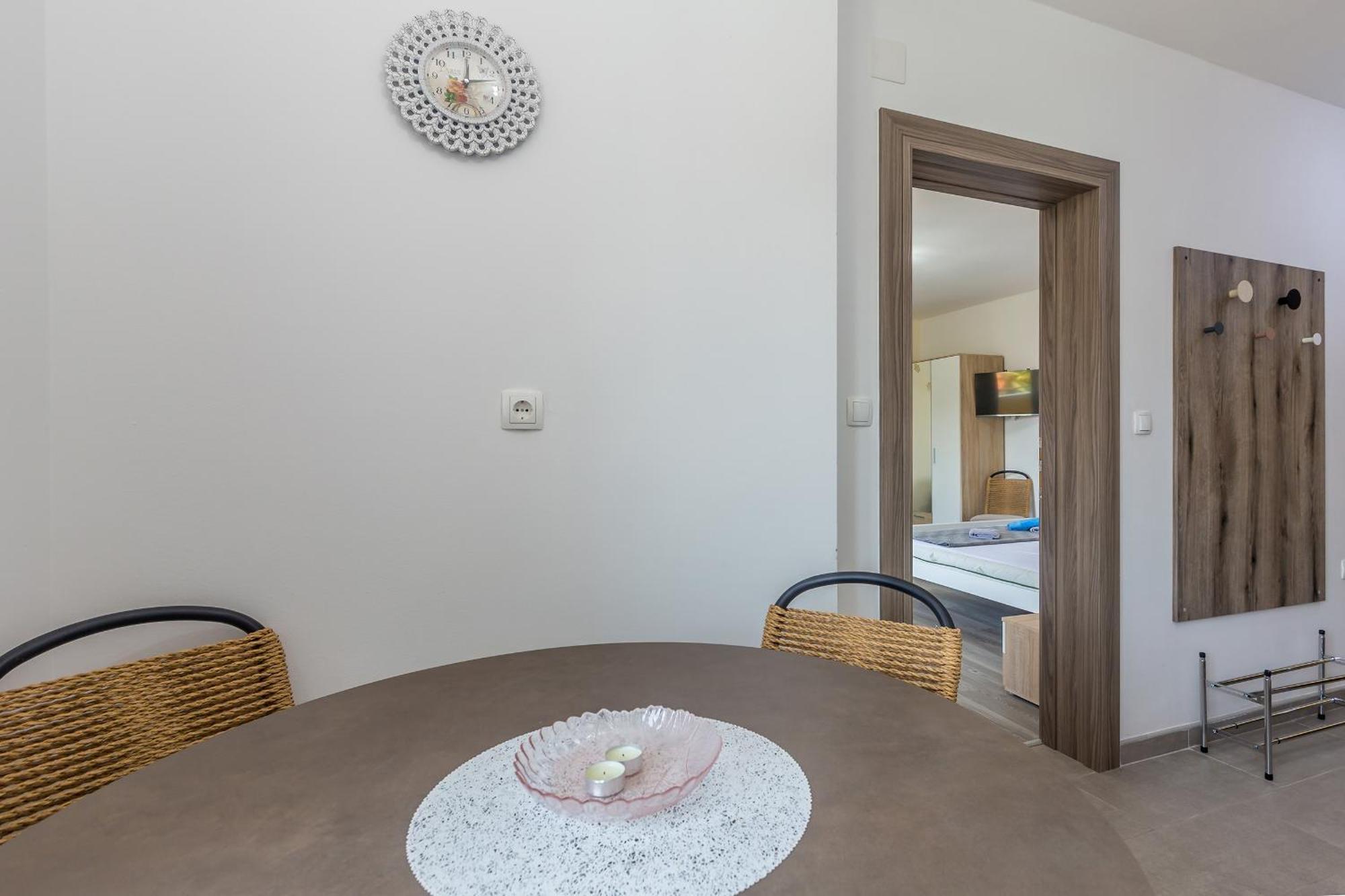 Apartmani Tena Njivice Buitenkant foto