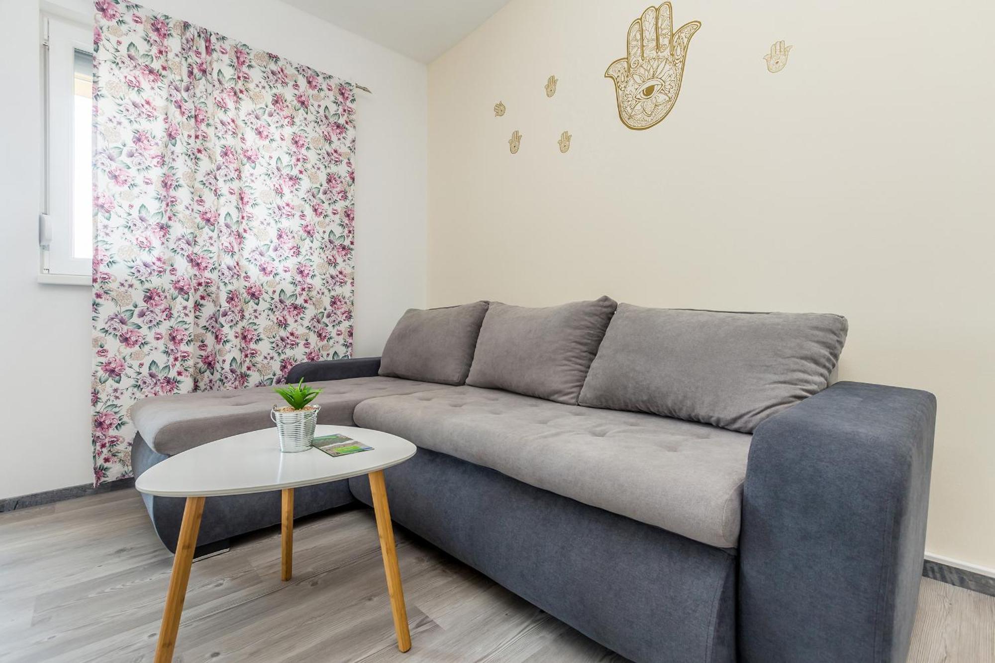 Apartmani Tena Njivice Buitenkant foto