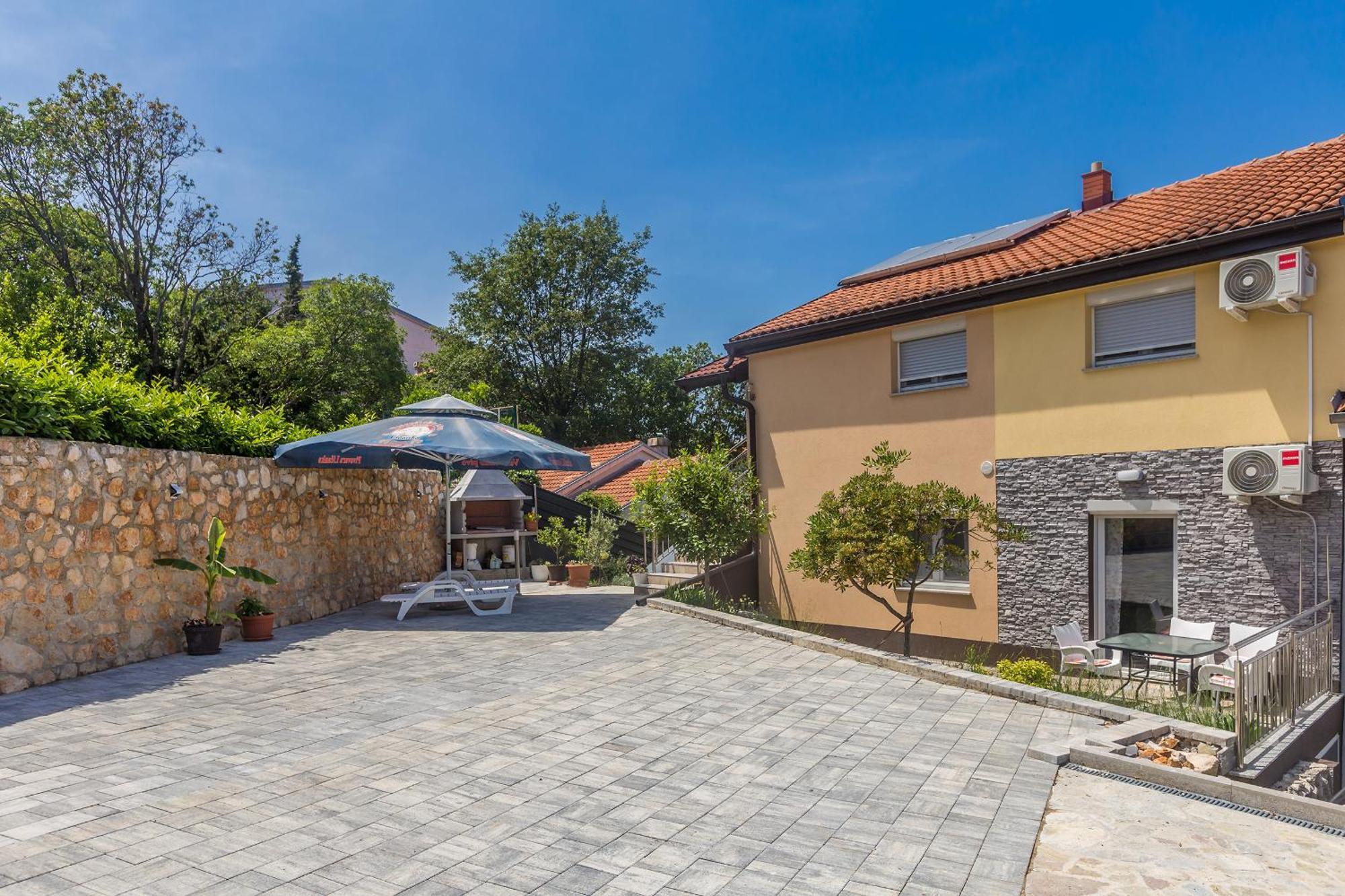 Apartmani Tena Njivice Buitenkant foto